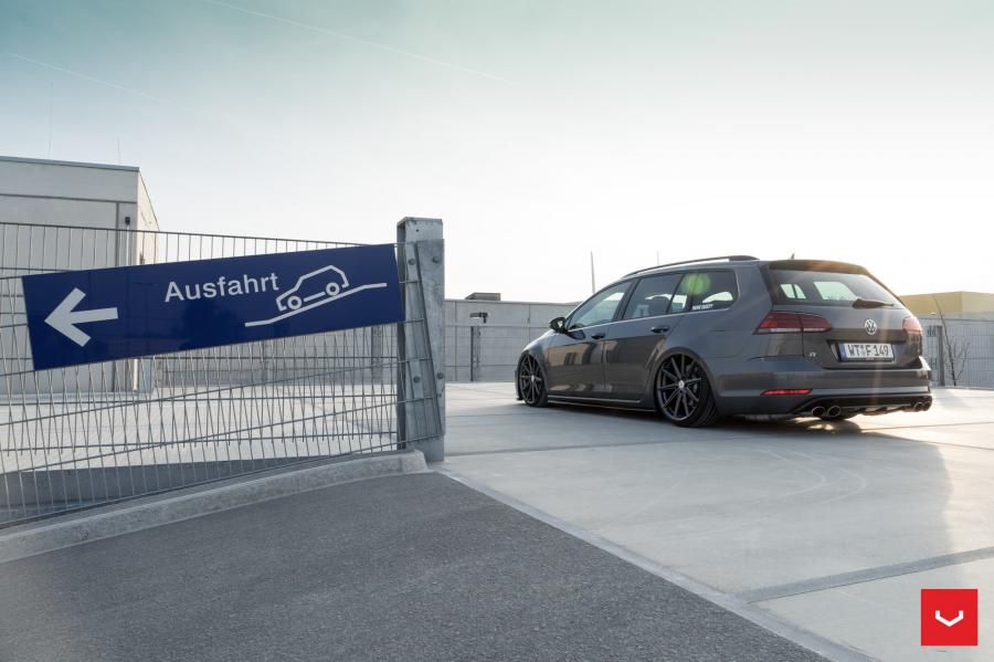  Volkswagen Golf R Estate on Vossen Wheels (VFS-10) 2017 года  (фото 3 из 30)